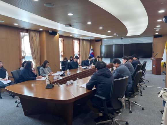 경북도는 18일 도청에서 비혼·입양 정책 대응 첫 T/F 회의를 개최하고 정책 추진 방향 및 향후 로드맵 등에 대해 논의했다. ⓒ 경북도