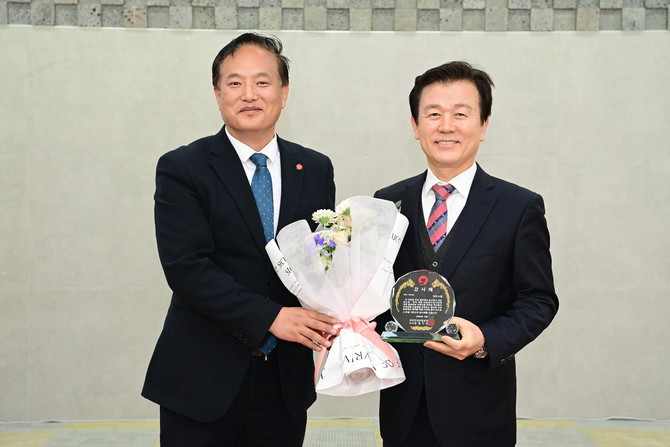조규일 진주시장이 국민건강보험공단으로부터 감사패를 전달 받고 있다, ⓒ 진주시