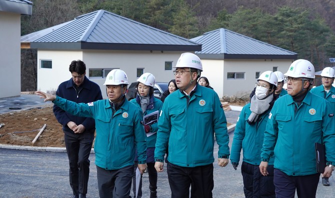 임상섭 산림청장이 18일 충남 금산군 국립금산자연휴양림 조성 사업지에서 공사추진 현황을 점검하고 있다. ⓒ 산림청