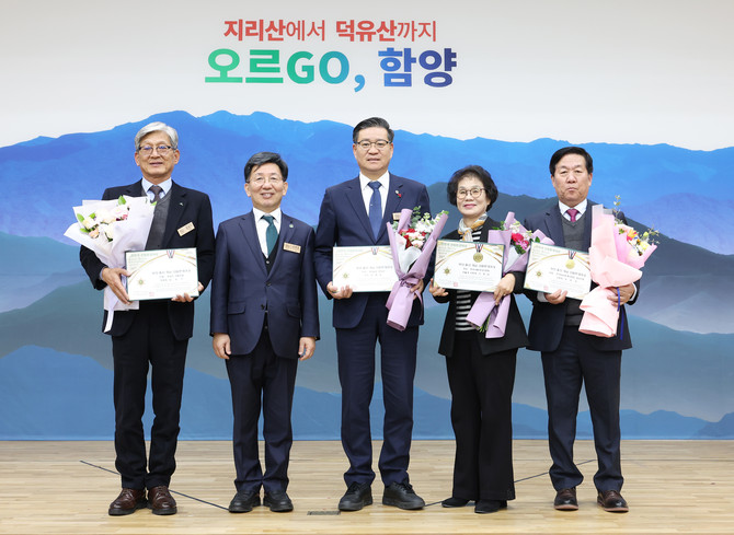 진병영 함양군수가 2024 산림환경대상 자치부문 대상을 수상하고 있다. ⓒ 함양군