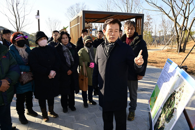 조규일 진주시장이 시민들에게 장재공원 조성에 대해 설명하고 있다. ⓒ 프라임경제