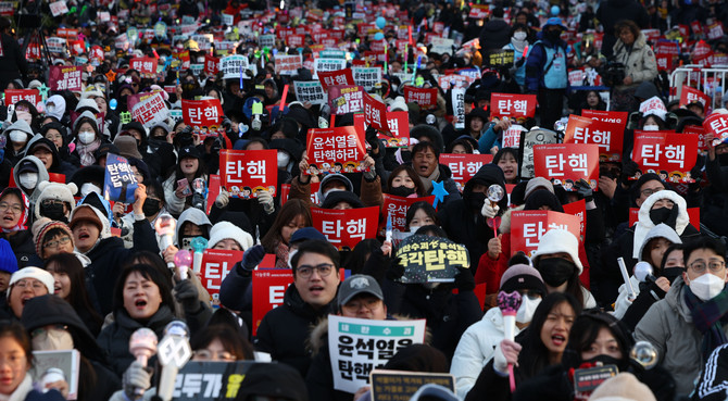 지난 14일 서울 여의도 국회 앞에서 열린 윤석열 대통령 탄핵 촉구 집회에 참석한 시민들이 구호를 외치고 있다. ⓒ 연합뉴스