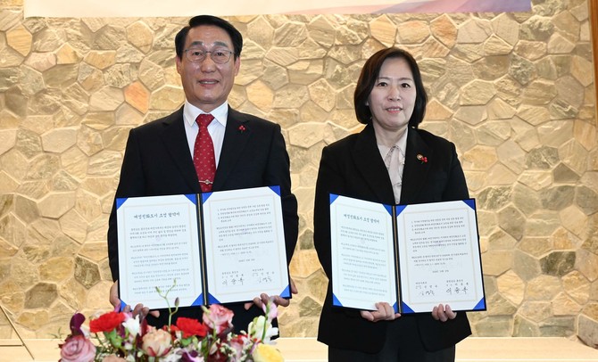 지난 19일 서울 LW컨벤션센터에서 여성가족부와 여성친화도시 지정 협약을 체결 후 기념촬영을 하고 있다. ⓒ 홍성군