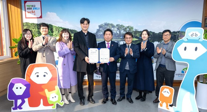 지난 23일 제천시장 집무실에서 충북지역사회보장협의체와 엑스포 성공 개최를 위한 업무협약을 체결 후 기념촬영을 하고 있다. ⓒ 제천시