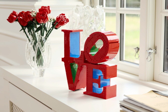 레고그룹이 20세기 미국 팝아트의 상징적인 작품을 재현한 '레고 아트 LOVE' 세트를 내달 1일 출시한다. © 레고그룹