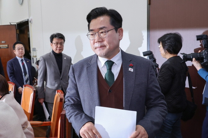 박찬대 더불어민주당 원내대표가 24일 오전 서울 여의도 국회에서 열린 원내대책회의에 입장하고 있다. ⓒ 연합뉴스