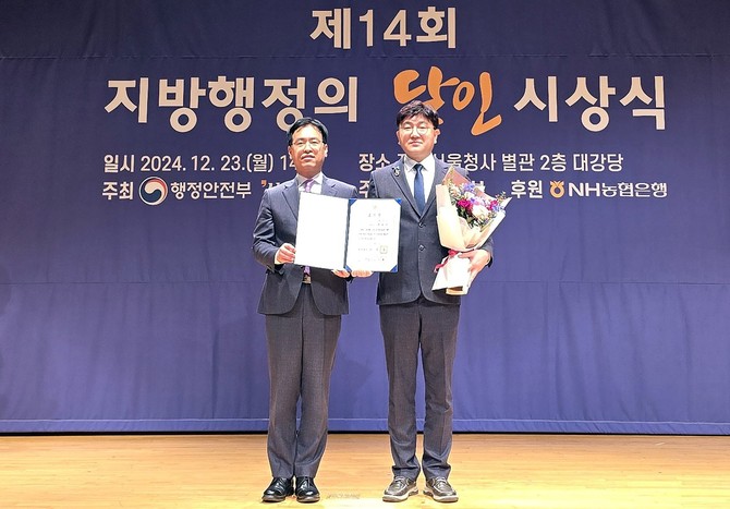 지난 23일 농업기술원 와인연구소 박의광 팀장이 '14회 지방행정의 달인'으로 선정돼 국무총리 표창을 수여 후 기념촬영을 하고 있다. ⓒ 충북도