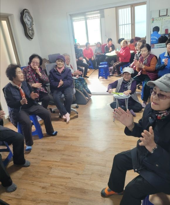 2부 행사에서 보늬소리의 기부 특별 공연이 펼쳐져 어르신들과 참석자들에게 큰 호응을 얻고 있다. ⓒ 포항시 상대동 바르게살기위원회