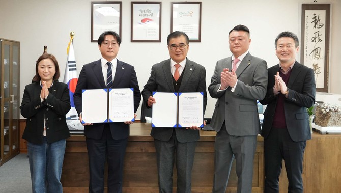 서천군은 2024년 정부혁신 우수부서를 선정해 시상식을 개최 후 기념촬영을 하고 있다. ⓒ 서천군
