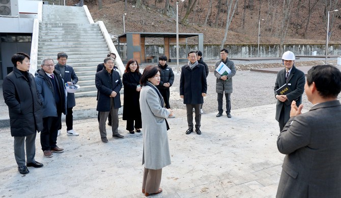 26일 대전교육연수원을 방문해 교육공동체 힐링파크 조성사업의 추진현황을 점검하고 있다. ⓒ 의회사무국