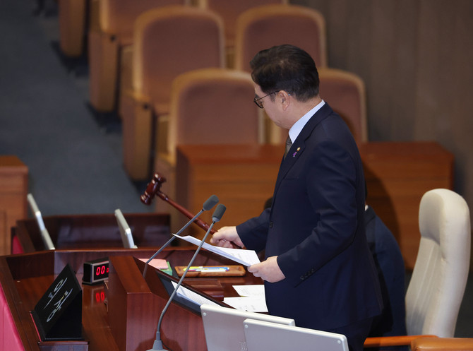 우원식 국회의장이 26일 열린 국회 본회의에서 '마은혁, 정계선, 조한창 헌법재판소 재판관 선출안'을 가결하고 있다. ⓒ 연합뉴스