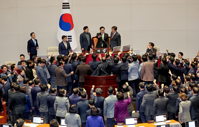 우원식 국회의장이 27일 국회 본회의에서 한덕수 국무총리 탄핵소추안 가결 의결정족수에 대해 설명(재적의원 과반수 찬성) 하자 국민의힘 의원들이 항의하고 있다. ⓒ 연합뉴스