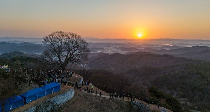 성흥산 가림성에서 바라본 을사년 첫 해. ⓒ 부여군
