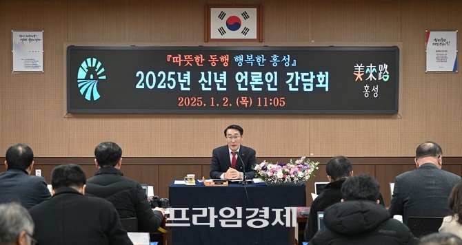 2일 군청 회의실에서 열린 언론인 간담회에서 이용록 군수가 "고난을 오히려 기회로 삼는다"는 의미의 이환위리(以患爲利)를 군정 운영의 각오로 삼겠다고 말했다. ⓒ 프라임경제