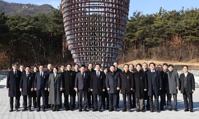 충남도의회는 2일 보훈공원 충혼탑 참배 후 기념촬영을 하고 있다. ⓒ 의회사무국