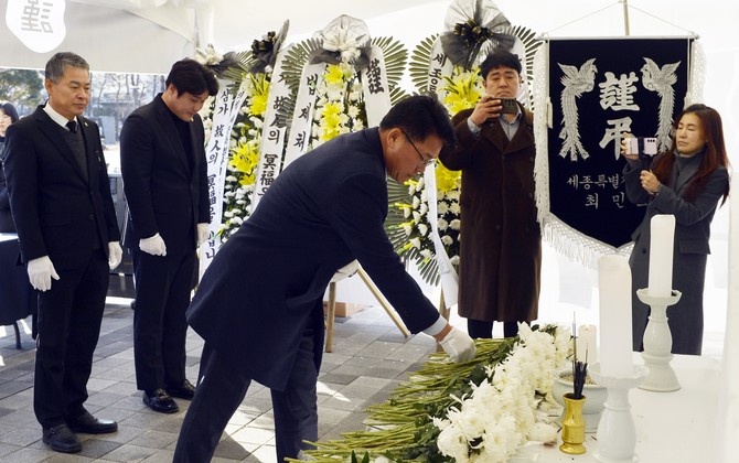 충청광역연합의회는 2일 제주항공 사고 희생자 합동분향소를 방문해 참배하고 있다. ⓒ 의회사무국