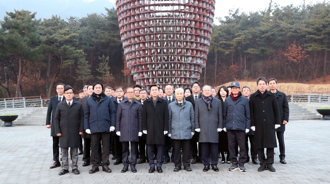 김태흠 충남도지사는 6일 충남보훈공원에서 충혼탑을 참배 후 단체 기념촬영을 하고 있다. ⓒ 충남도