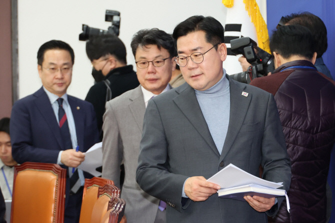 박찬대 더불어민주당 원내대표와 진성준 정책위의장, 박성준 원내수석부대표가 7일 오전 서울 여의도 국회에서 열린 원내대책회의에 참석하고 있다. ⓒ 연합뉴스