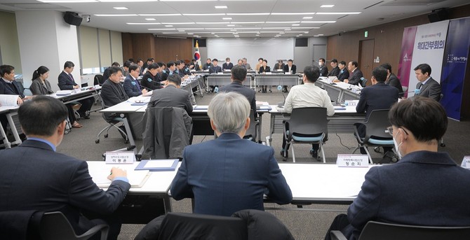최민호 세종시장이 7일 시청 대회의실에서 열린 1월 확대 간부회의를 개최하고 있다. ⓒ 세종시
