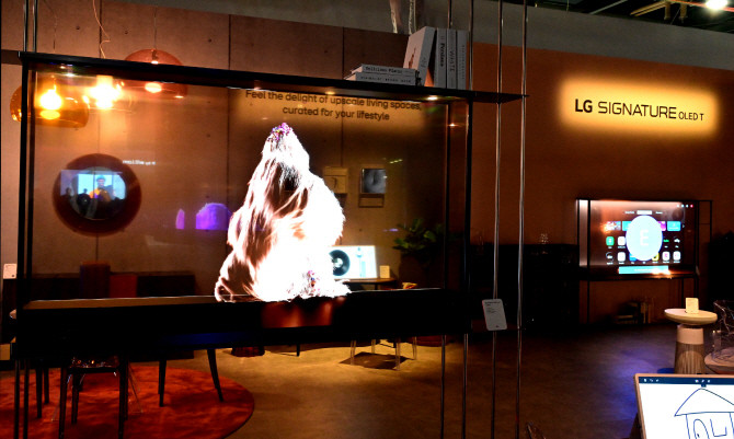 LG전자가 CES 2025에서 세계 최초 선보인 무선∙투명 TV 'LG 시그니처 올레드 T'. Ⓒ LG전자