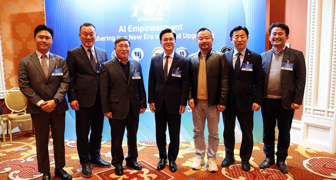 김태흠 충남지사가 지난 8일 라스베이거스 윈 앤 앙코르 호텔에서 열린 2024-2025년 글로벌 톱 브랜드 어워즈에 참석해 '충남 세일즈' 활동 후 기념촬영을 하고 있다. ⓒ 충남도