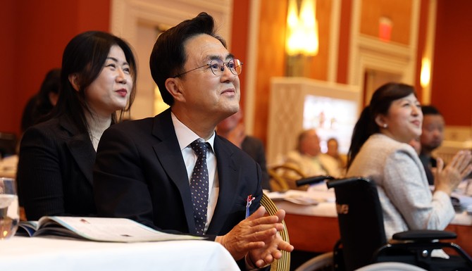 김태흠 충남지사가 8일(현지시간) 라스베이거스 윈 앤 앙코르 호텔에서 열린 2024-2025년 글로벌 톱 브랜드 어워즈에 참석해 '충남 세일즈' 활동을 펼쳤다. ⓒ 충남도