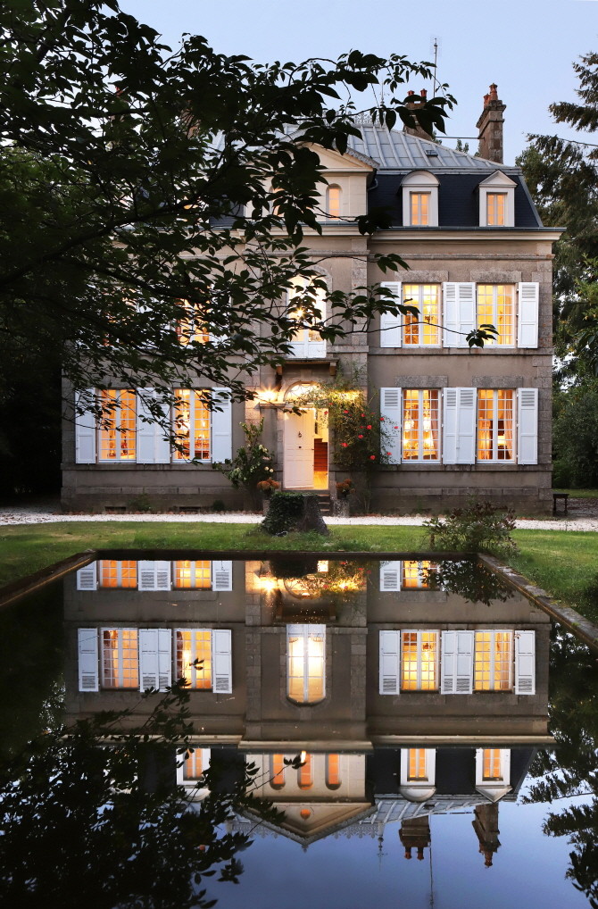 현대홈쇼핑이 국내 라이브커머스 업계 최초로 프랑스 샤토 현지에서 이색 방송을 진행한다. © 현대홈쇼핑