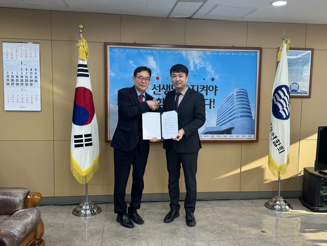 서울 서초구 한국교총을 찾아 정책 제안의견서를 제출한 전영근 부산교육감 예비후보. ⓒ 전영근 캠프