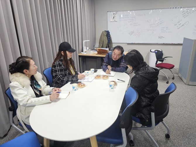 하윤수 전 부산교육감이 14일 느린학습자 커뮤니티 '아다지오' 운영진들과 간담회를 가졌다. ⓒ 아다지오