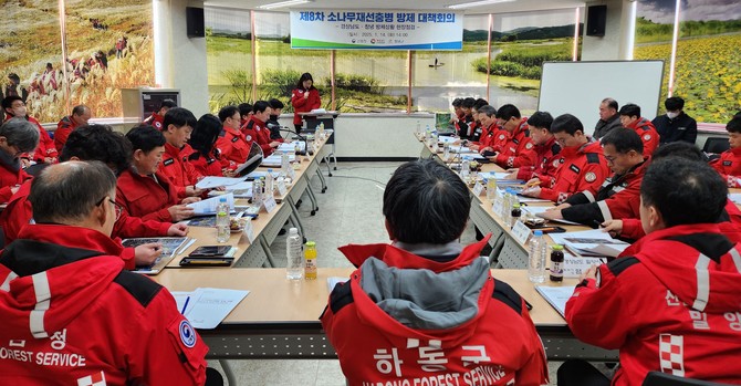 지난 14일 경상남도 창녕군 소나무재선충병 방제 사업지에서 경남지역 피해목 전량 방제 완료를 목표로 방제 추진상황을 점검하고 있다. ⓒ 산림청