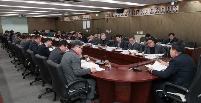 당진시청 7층 소회의실에서 오성환 시장 주재로 2025년 주요업무계획 보고회를 개최하고 있다. ⓒ 당진시