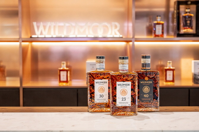 15일 서울 성수동 소재 윌리엄그랜트앤선즈코리아 본사에서 진행된 '와일드무어' 출시 기념 행사에서 (좌측부터)와일드무어 30년 러기드 코스트, 와일드무어 23년 다크 무어랜드, 와일드무어 40년 블랙 마운틴이 전시돼 있다. © 윌리엄그랜트앤선즈코리아