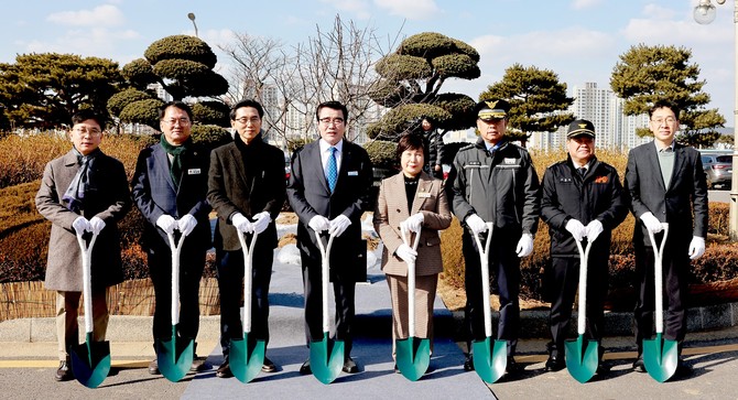 김동일 보령시장은 16일 최은순 의장 등이 참석한 가운데 보령문화예술회관에서 보령군·대천시 통합 30주년을 기념 식제 행사 개치 후 기념촬영을 하고 있다. ⓒ 보령시