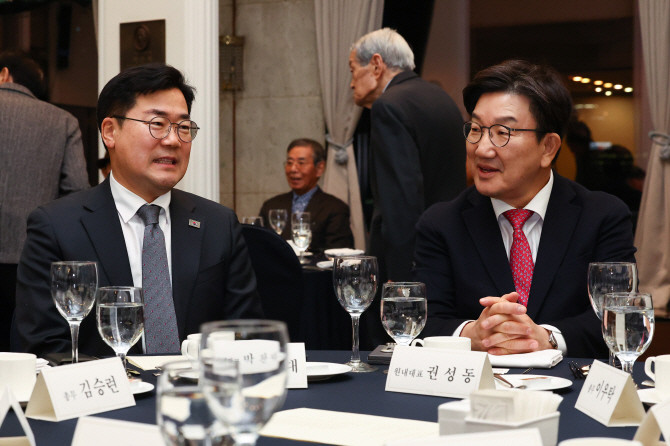 박찬대 더불어민주당 원내대표(왼쪽)와 권성동 국민의힘 원내대표(오른쪽). ⓒ 연합뉴스