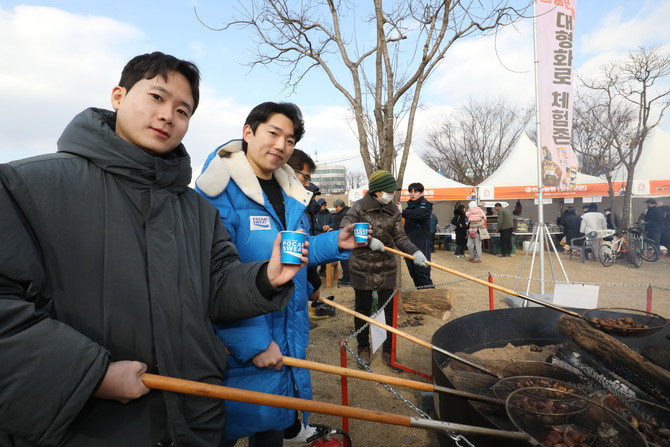 지난 16일 충남 공주시 금강신관공원 일원에서 열린 '제8최 겨울공주 군밤축제' 현장. 축제 참관객들이 직접 대형화로에서 알밤을 굽고 있다. ⓒ 동아오츠카