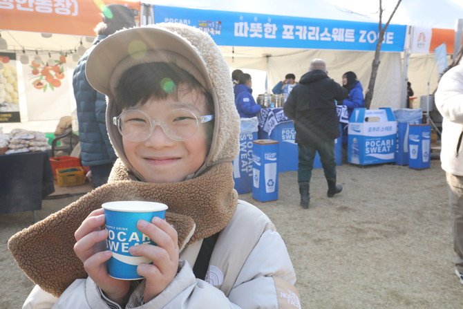 지난 16일 충남 공주시 금강신관공원 일원에서 열린 '제8최 겨울공주 군밤축제' 현장. 축제 참관객들이 포카리스웨트 시음행사를 즐기고 있다. ⓒ 동아오츠카