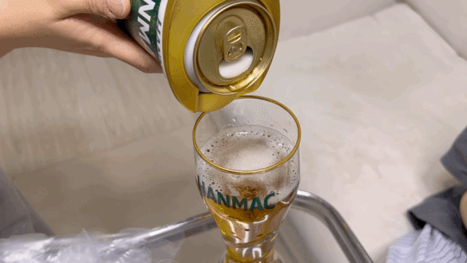 한맥 엑스트라 크리미 生 거품기를 이용해 맥주를 따르고 있다. =배예진 기자
