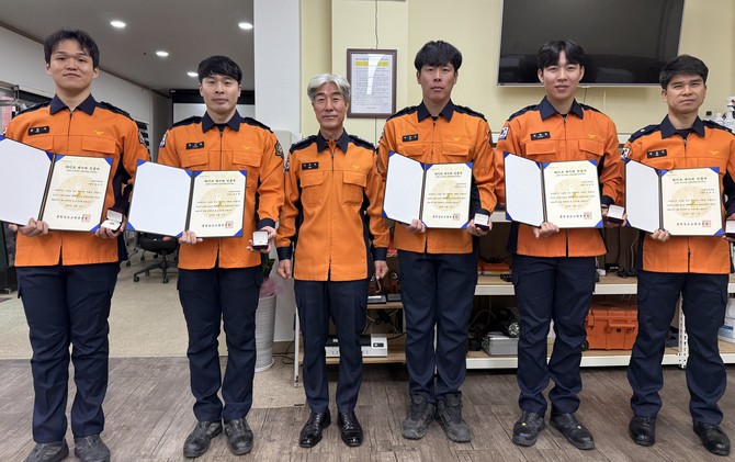 라이프세이버 수상자들이 기념촬영을 하고 있다. ⓒ 충남도