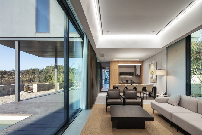 '미노 양양 모듈러 리조트 빌라' 거실. Ⓒ 희림