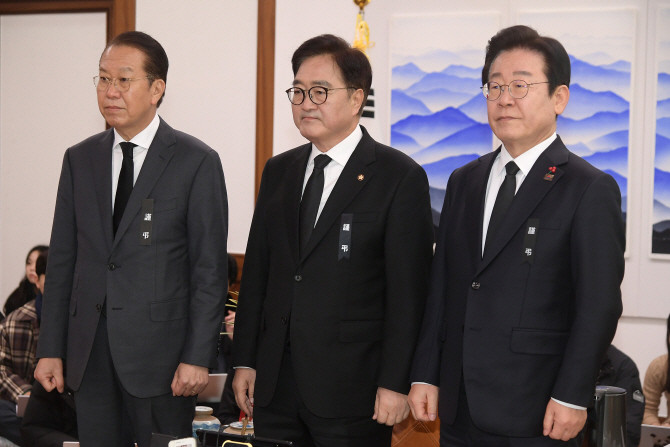 (왼쪽부터)권영세 국민의힘 비상대책위원장, 우원식 국회의장, 이재명 더불어민주당 대표. ⓒ 연합뉴스