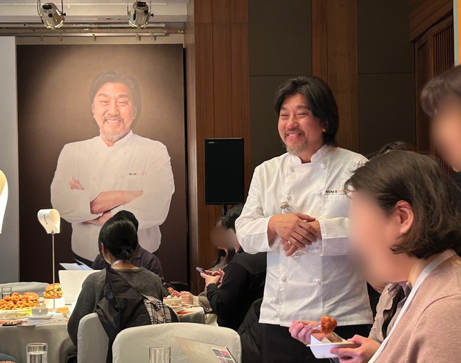 에드워드 리 셰프가 기자들과 만나 맘스터치 신메뉴 레시피에 관해 설명하고 있다. =배예진 기자