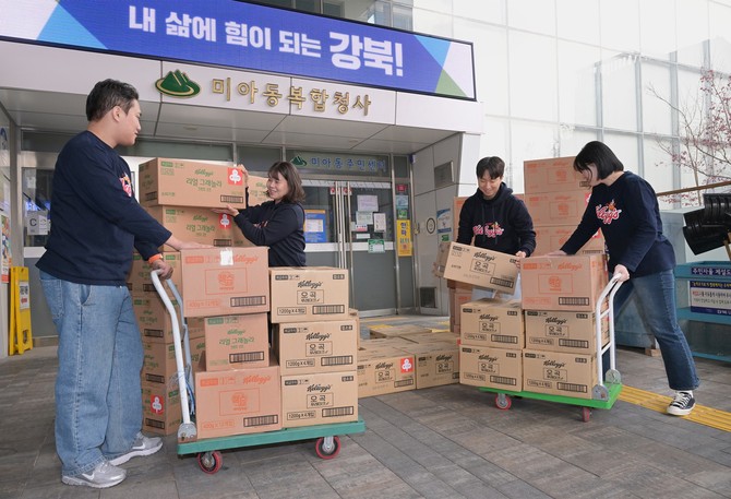 서울 강북구 미아동 주민센터에서 농심켈로그 직원들이 기부 물품을 옮기고 있다. ⓒ 농심켈로그