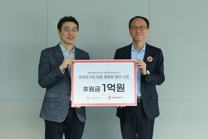 21일 서울 종로구 대상 본사에서 열린 '조부모가정 아동 맞춤형 결연 사업 후원금 전달식'에서 (왼쪽부터) 이보라 대상 사회공헌팀장과 김희권 세이브더칠드런 ESG 부문장이 기념사진을 촬영하고 있다. ⓒ 대상