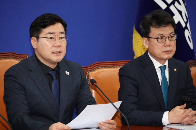 박찬대 더불어민주당 원내대표(왼쪽)와 진성준 정책위의장. ⓒ 연합뉴스