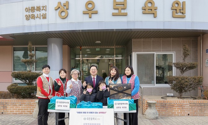 이장우 시장이 21일 성우보육원을 방문 후 기념촬영을 하고 있다. ⓒ 대전시