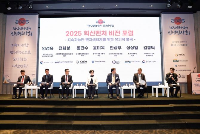 각 협회장들이 모여 지속가능한 벤처생태계를 위한 유기적 협력에 대해 토론하고 있다. ©벤처기업협회