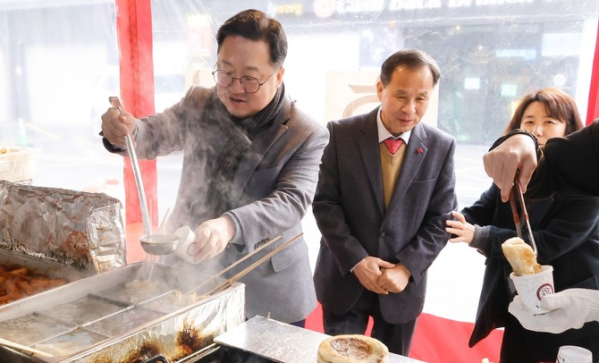 이장우 대전시장은 설 명절을 앞두고 22일 홍도시장 상점가와 유성시장 골목형상점가를 방문해 지역 상인들을 격려하고 장을 보며 온정을 나눴다. ⓒ 대전시