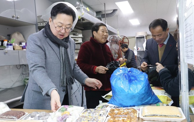 이장우 대전시장은 설 명절을 앞두고 22일 홍도시장 상점가와 유성시장 골목형상점가를 방문해 지역 상인들을 격려하고 장을 보며 온정을 나눴다. ⓒ 대전시