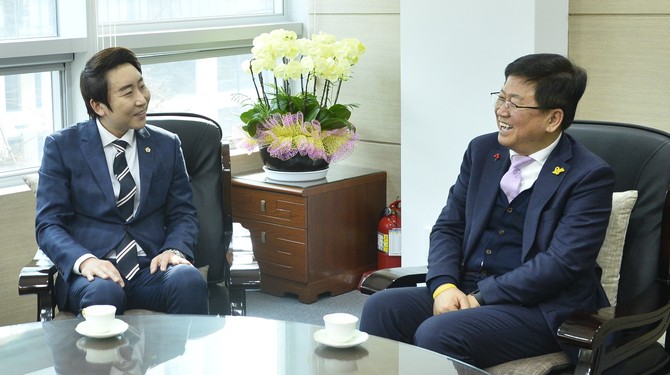 22일 최교진 교육감이 시의회를 방문해 명절 인사와 함께 2025년 주요 현안에 대해 의견을 나누고 있다. ⓒ 의회사무국