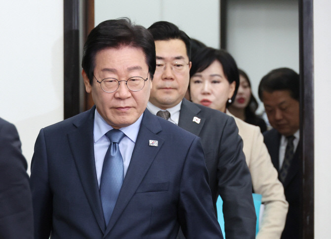 이재명 더불어민주당 대표와 박찬대 민주당 원내대표가 22일 국회에서 열린 최고위원회의에 입장하고 있다. ⓒ 연합뉴스